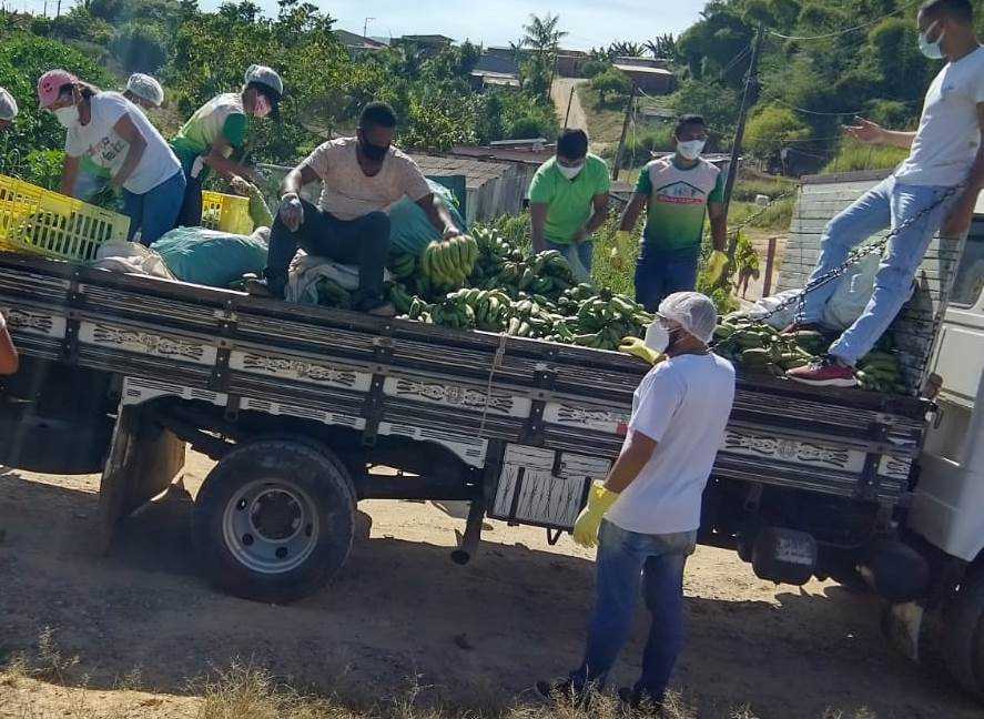 Camacã: Famílias carentes da Portelinha I e do Bairro Joana Angélica são beneficiadas com o Programa de Aquisição de Alimentos